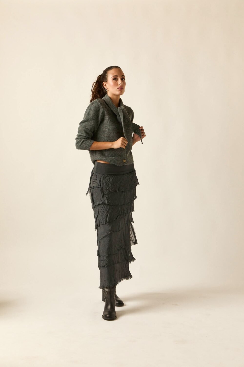 002272005Falda-volantes-gris_7_0c220987-6880-4e52-b82d-d9ee2912e8ec