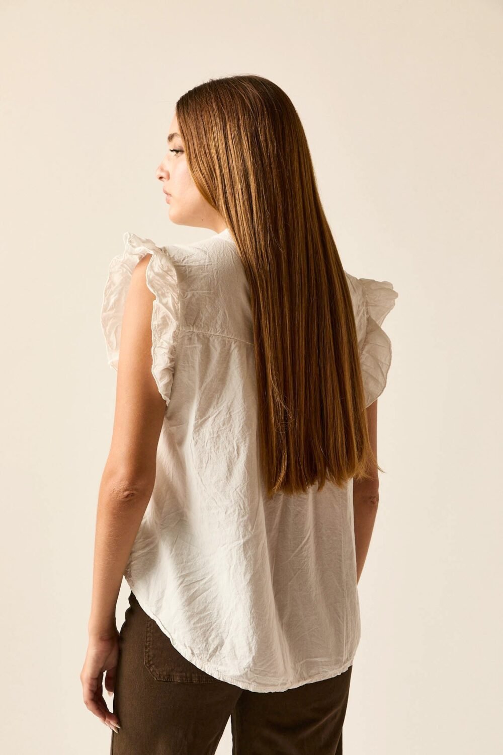 Blusa sin mangas blanca con volantes