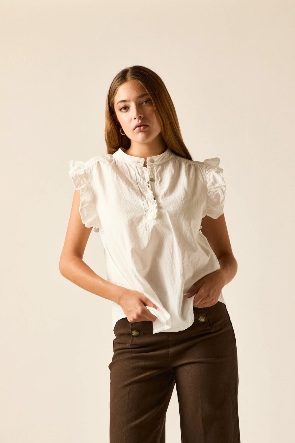 Blusa sin mangas blanca con volantes