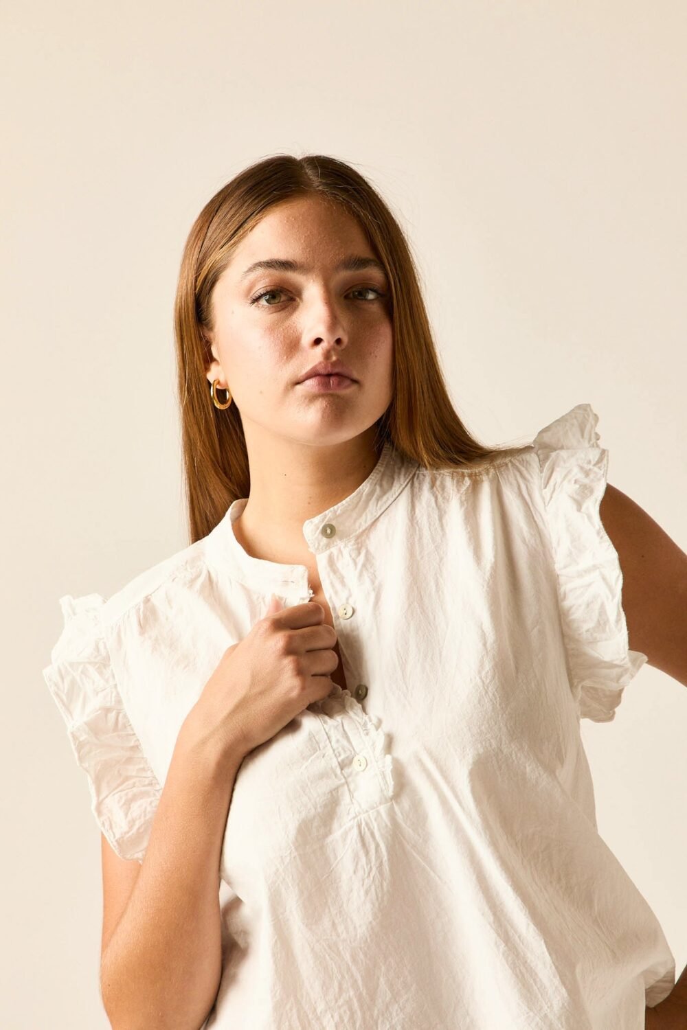 Blusa sin mangas blanca con volantes