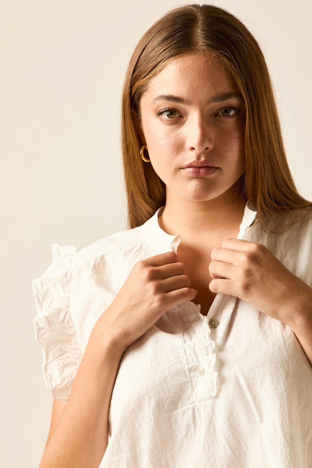 Blusa sin mangas blanca con volantes