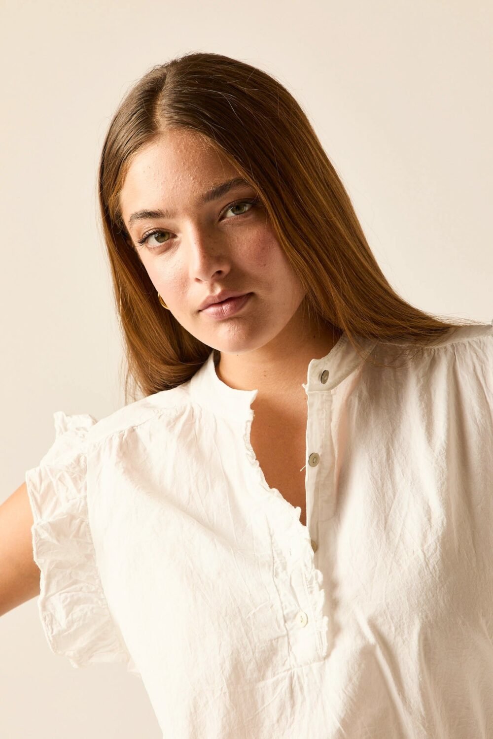 Blusa sin mangas blanca con volantes