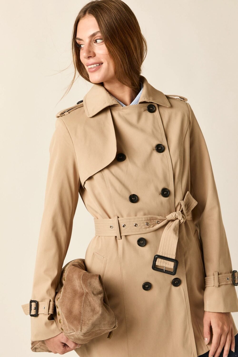 Gabardina clásica con cinturón beige