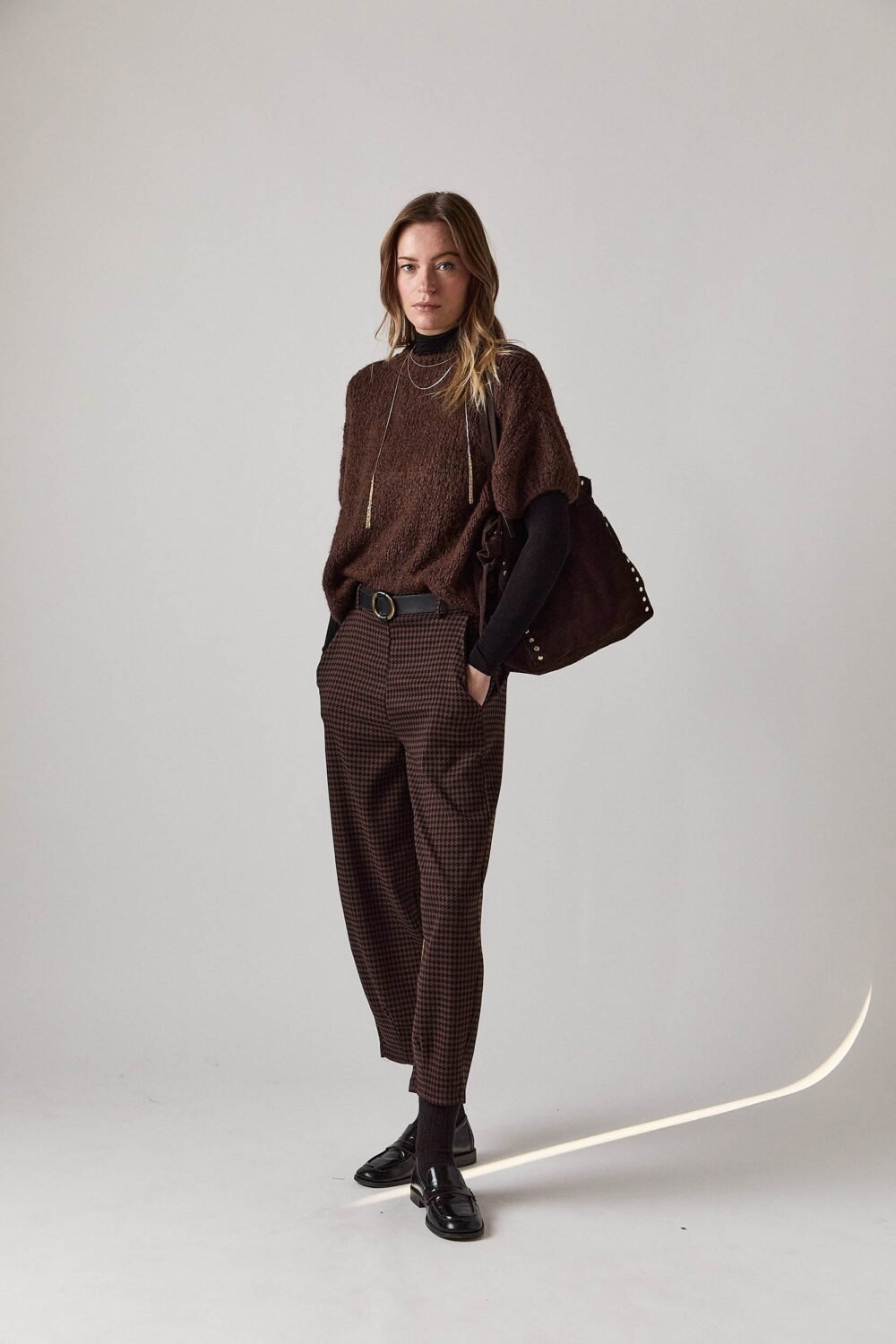 024170104-bolso-ante-cuadrado-tachas-marron_1