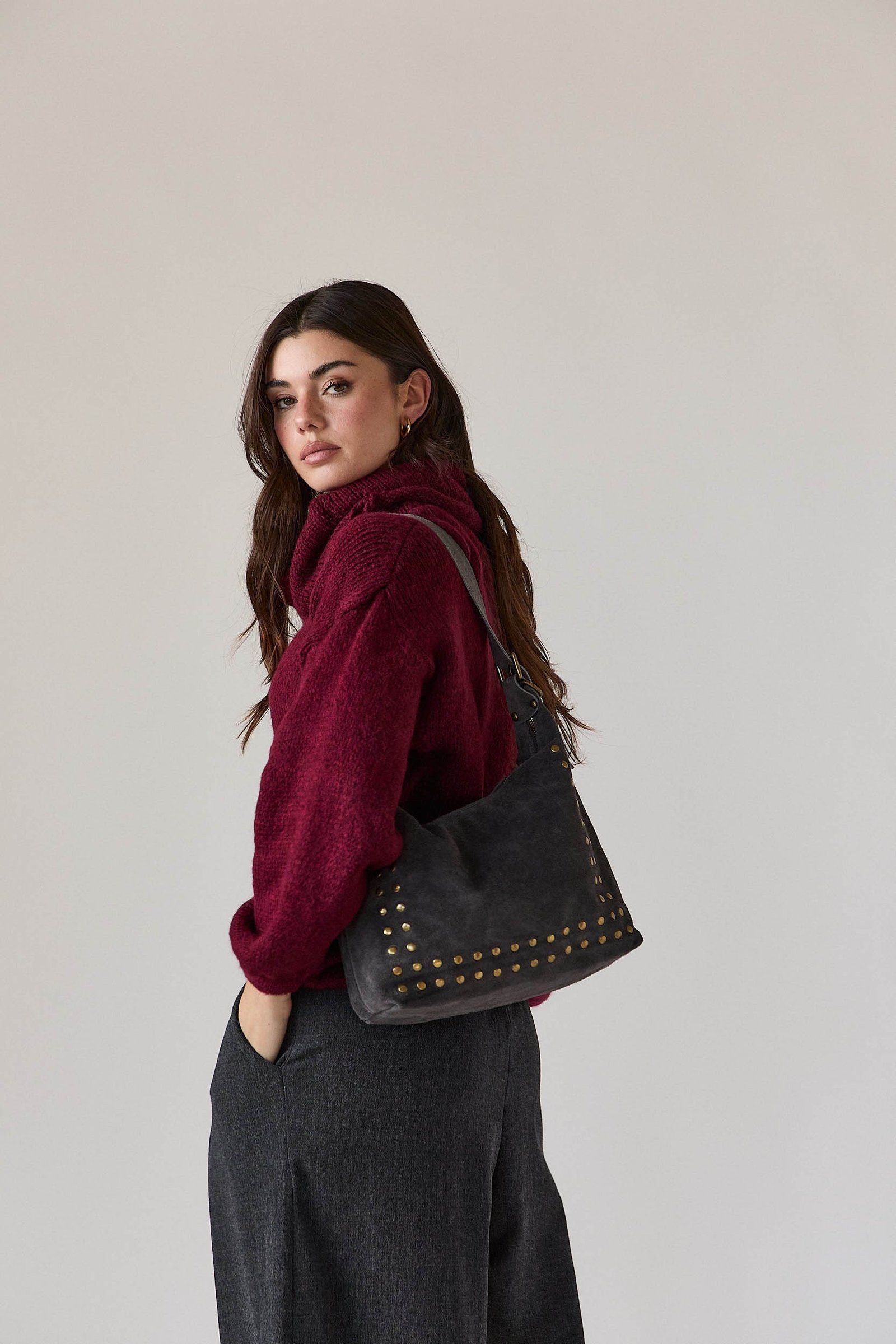 025054008-bolso-tachas-ante-mediano-gris_8