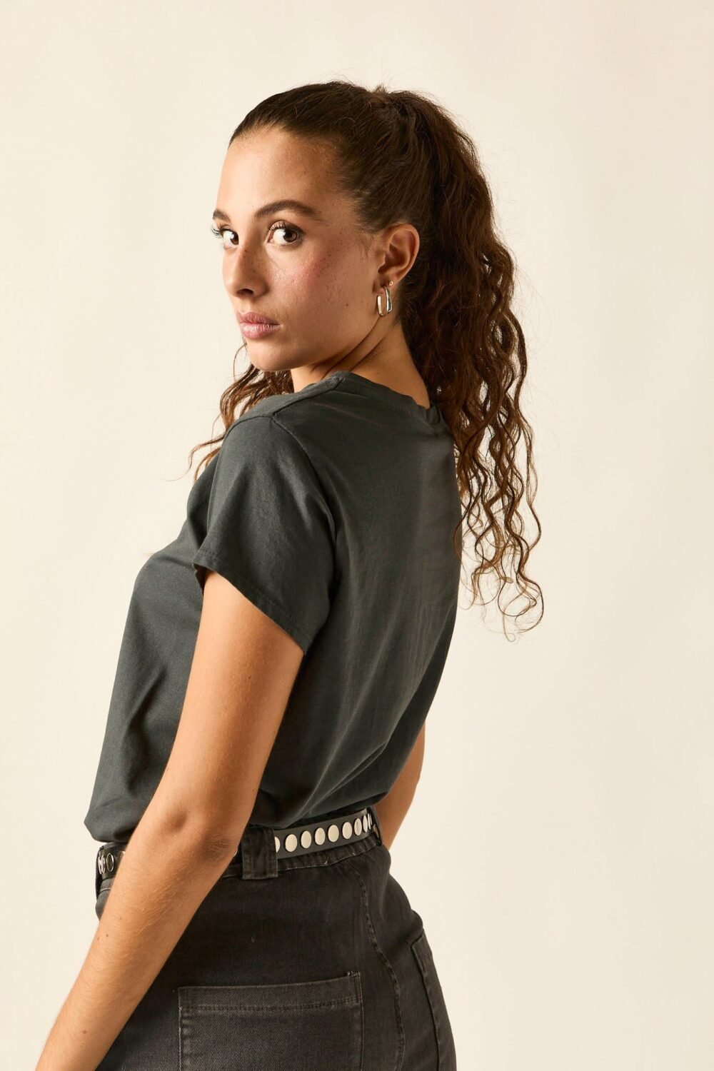 Camiseta gris antracita ilustración estrella