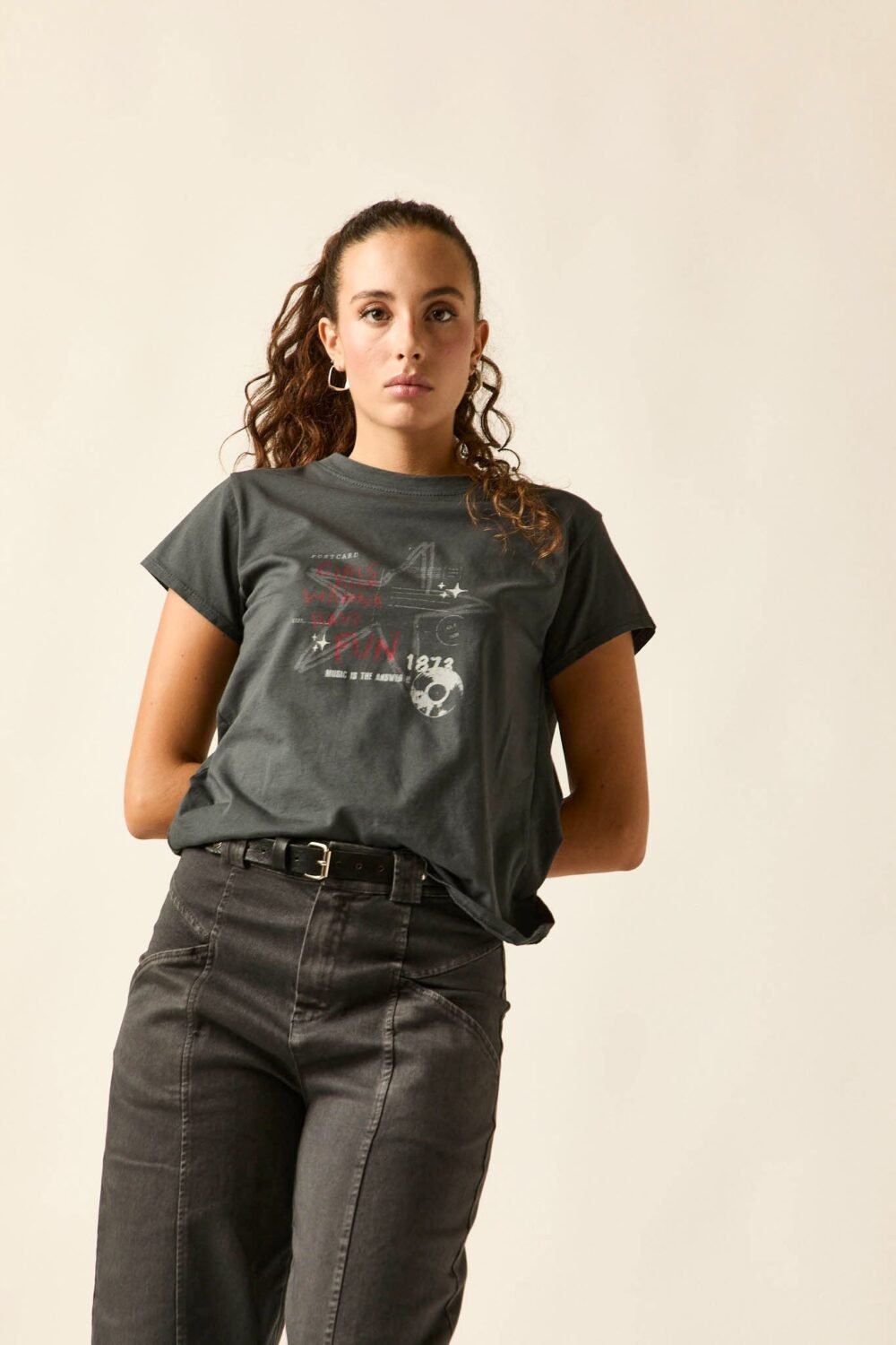 Camiseta gris antracita ilustración estrella