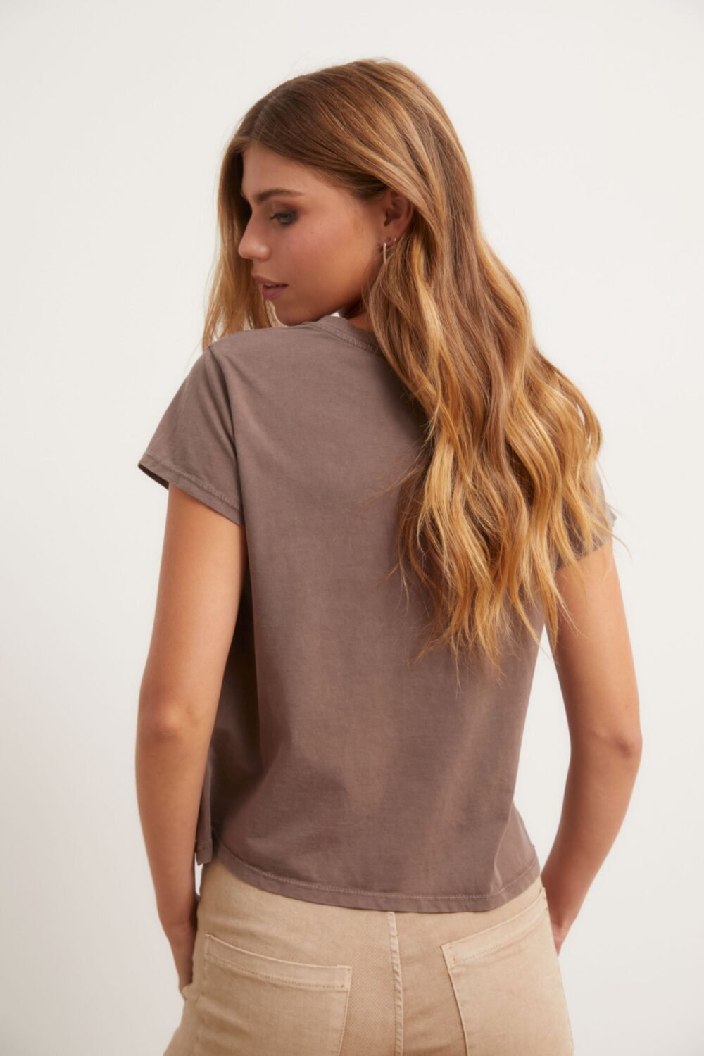 Camiseta estrella tachas marrón