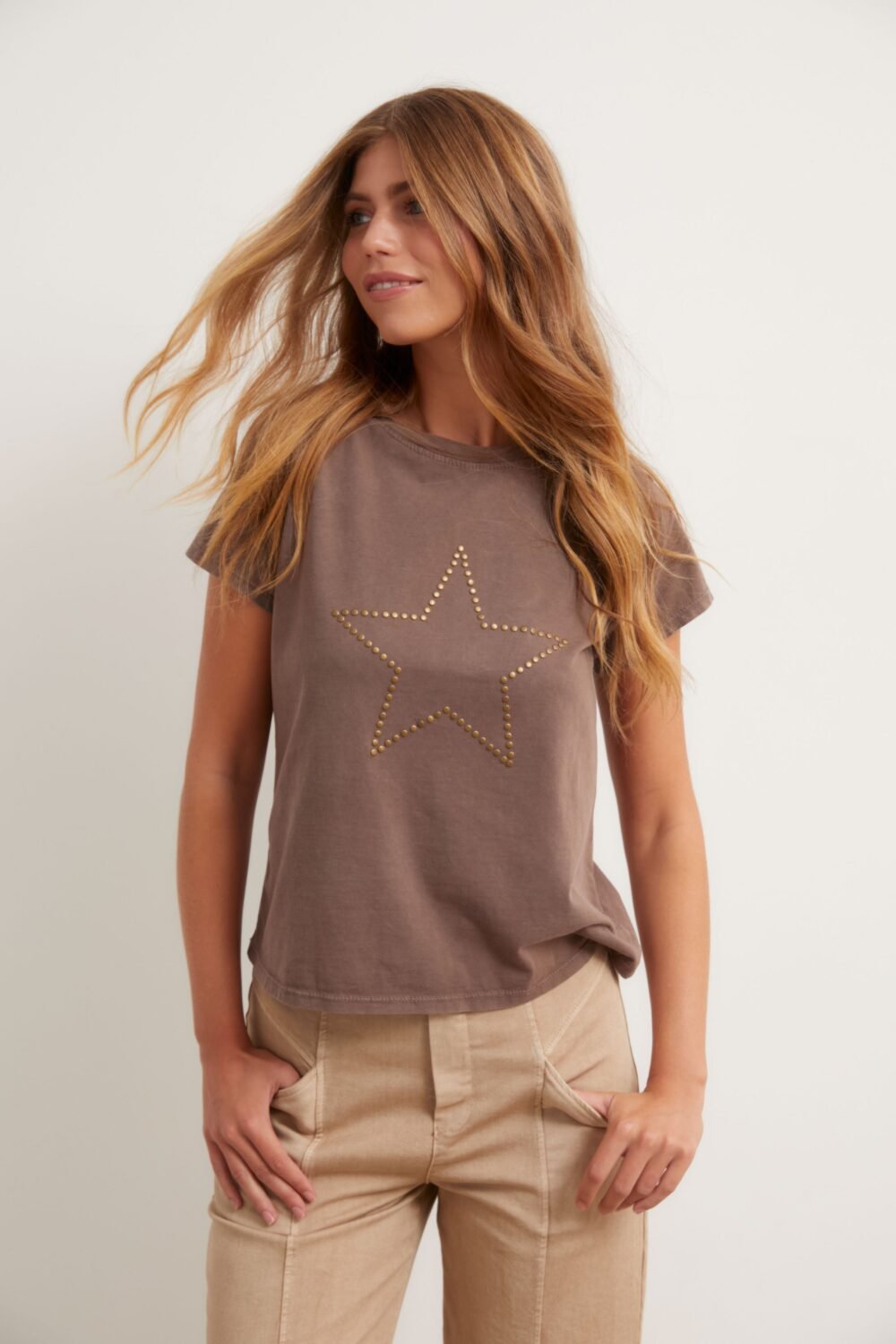 Camiseta estrella tachas marrón
