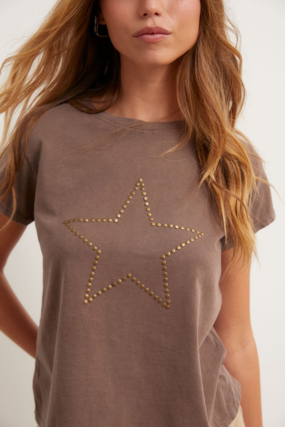 11253TA104-Camiseta-estrella-tachas-marron_5