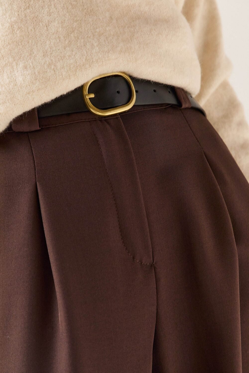 Pantalón pinzas cinturón marrón