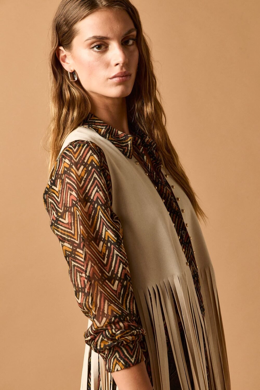 Vest flecos tachas beige