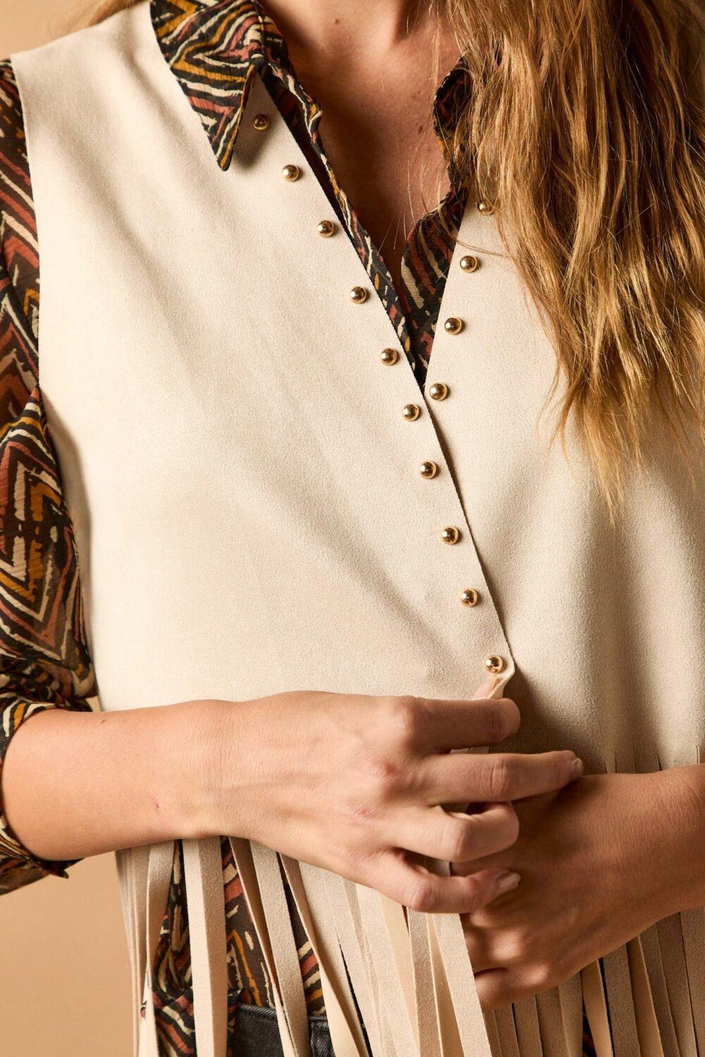 Vest flecos tachas beige