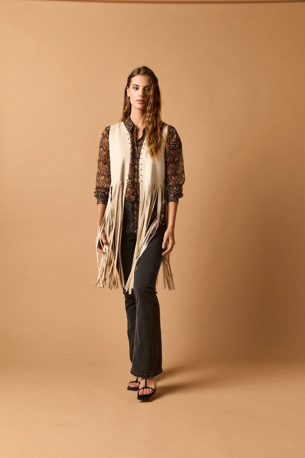 181561002Chaleco-flecos-tachas-beige_3