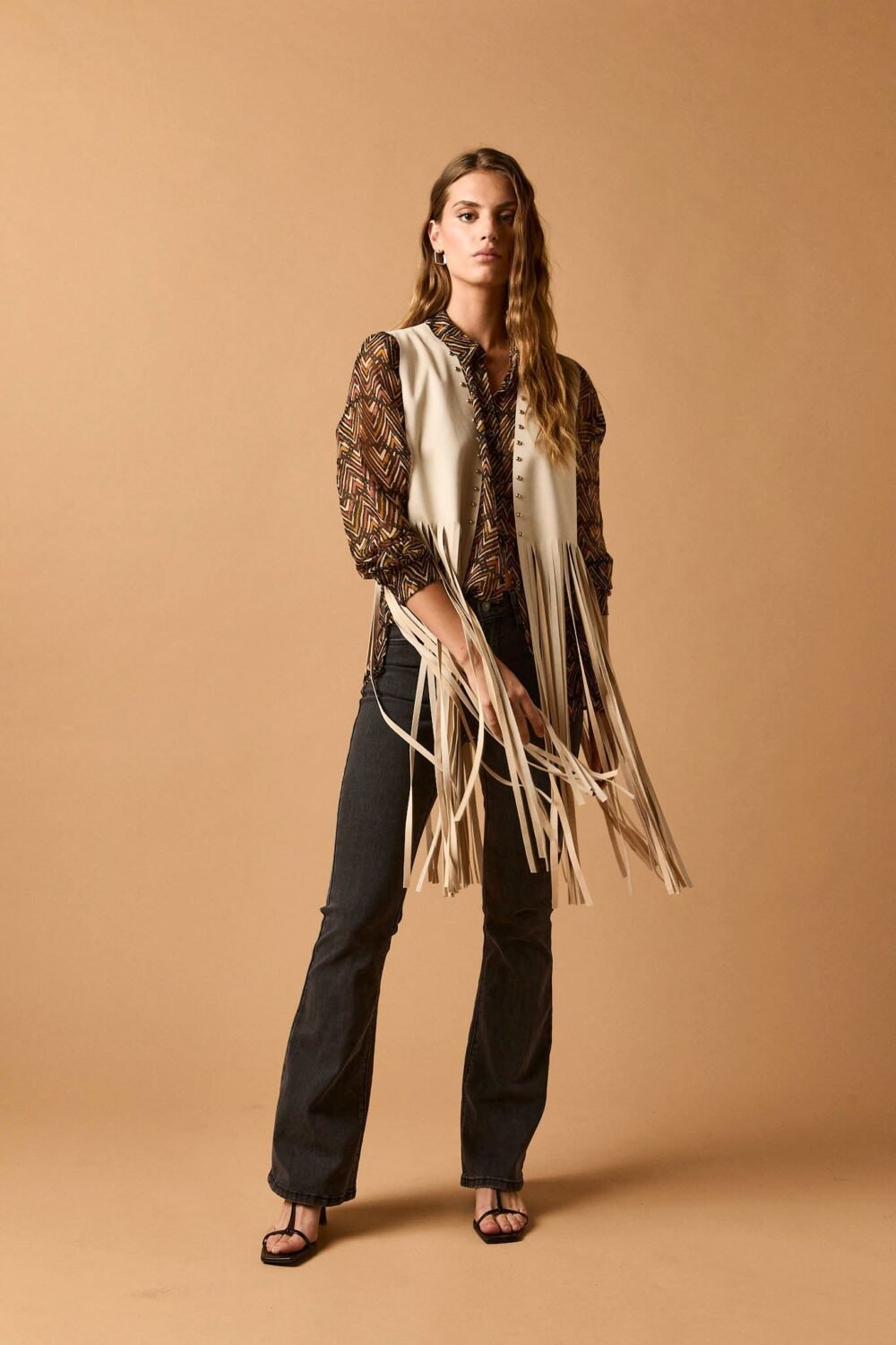 Vest flecos tachas beige