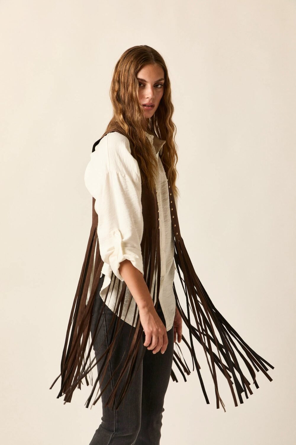 181561104Chaleco-flecos-tachas-marron_3