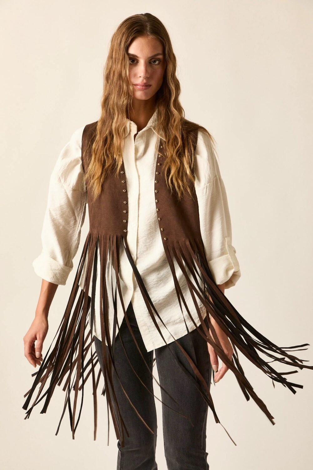 Vest flecos tachas marrón