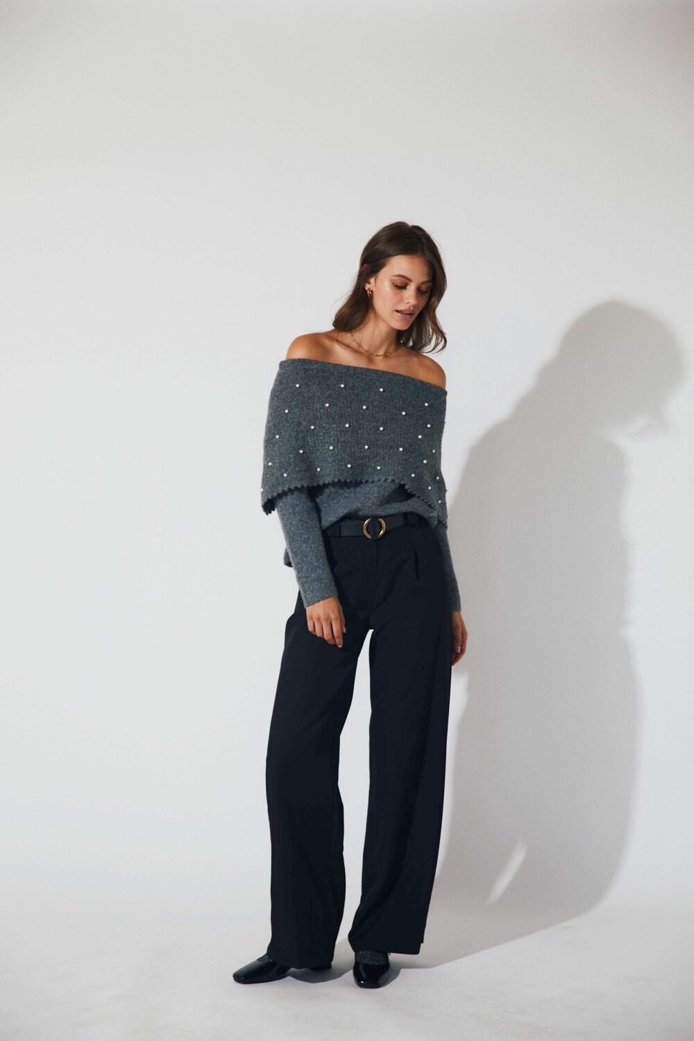 Pantalón pinzas cinturón negro