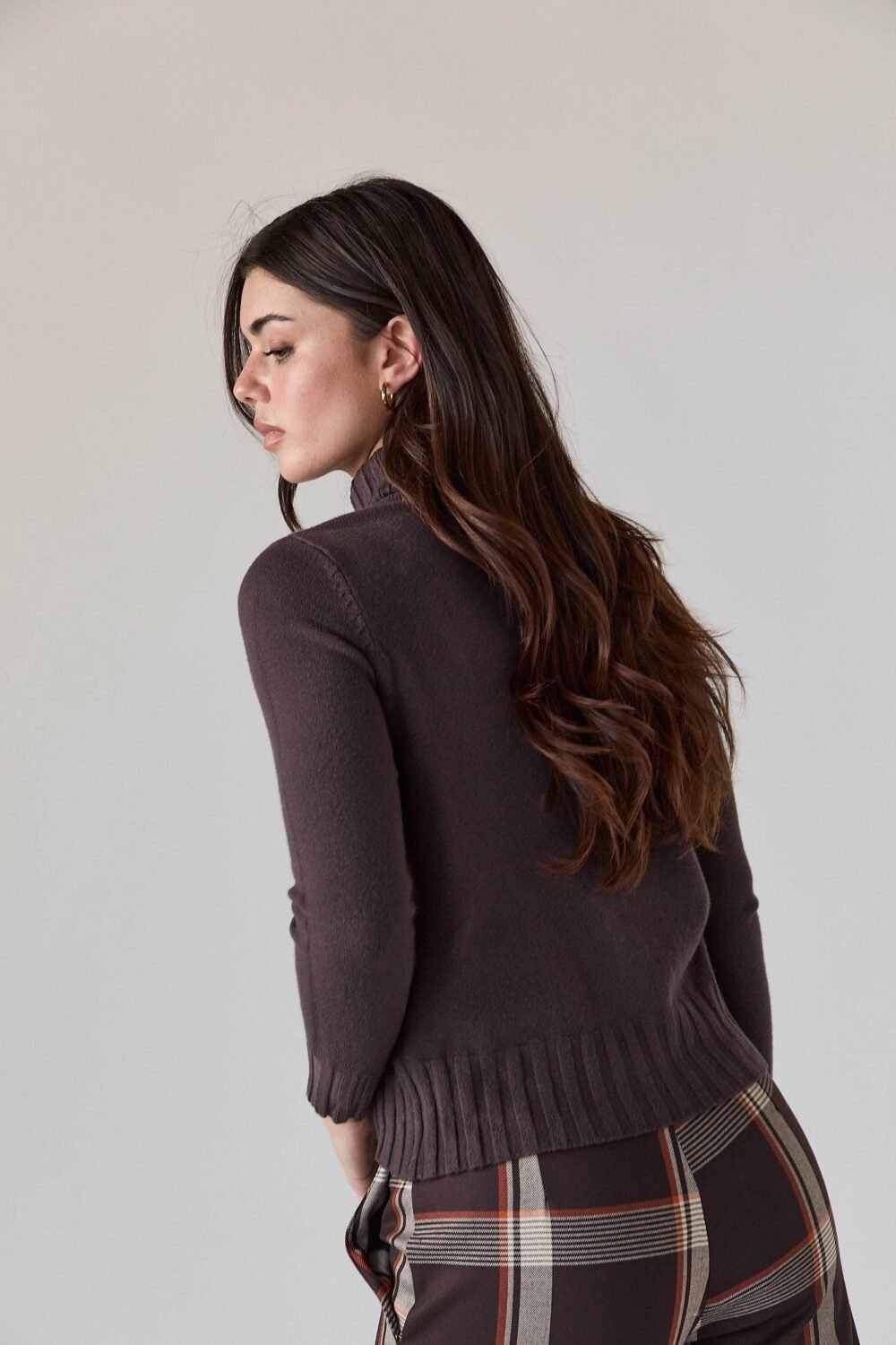 Jersey cuello vuelto canalé marrón