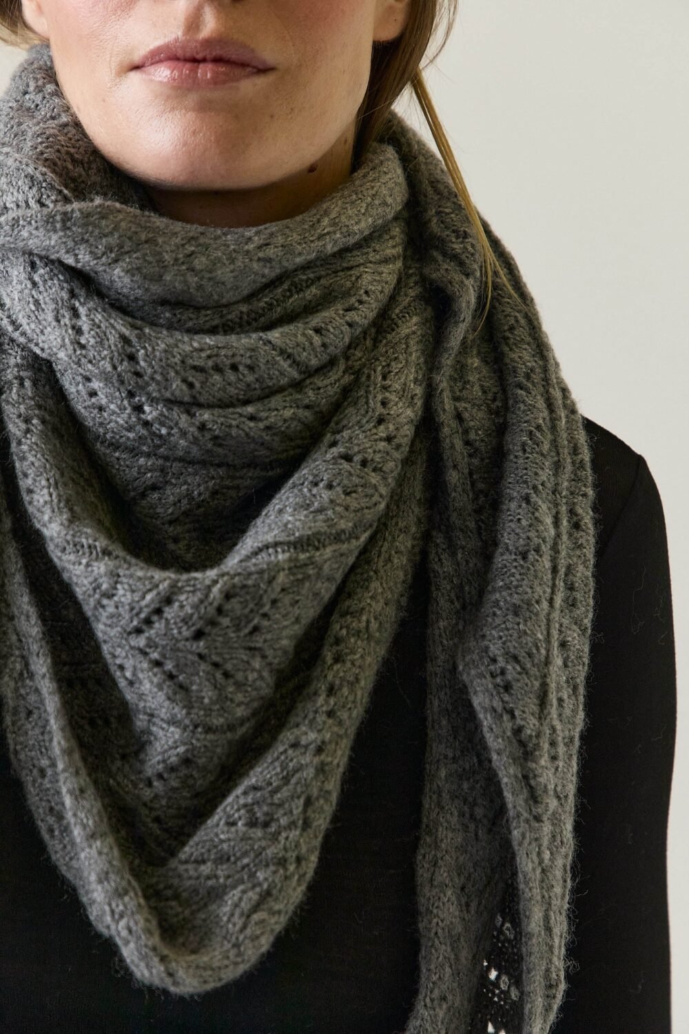 Bufanda punto pico calada gris