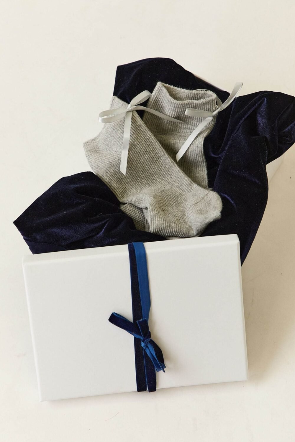 Calcetines lazos gris