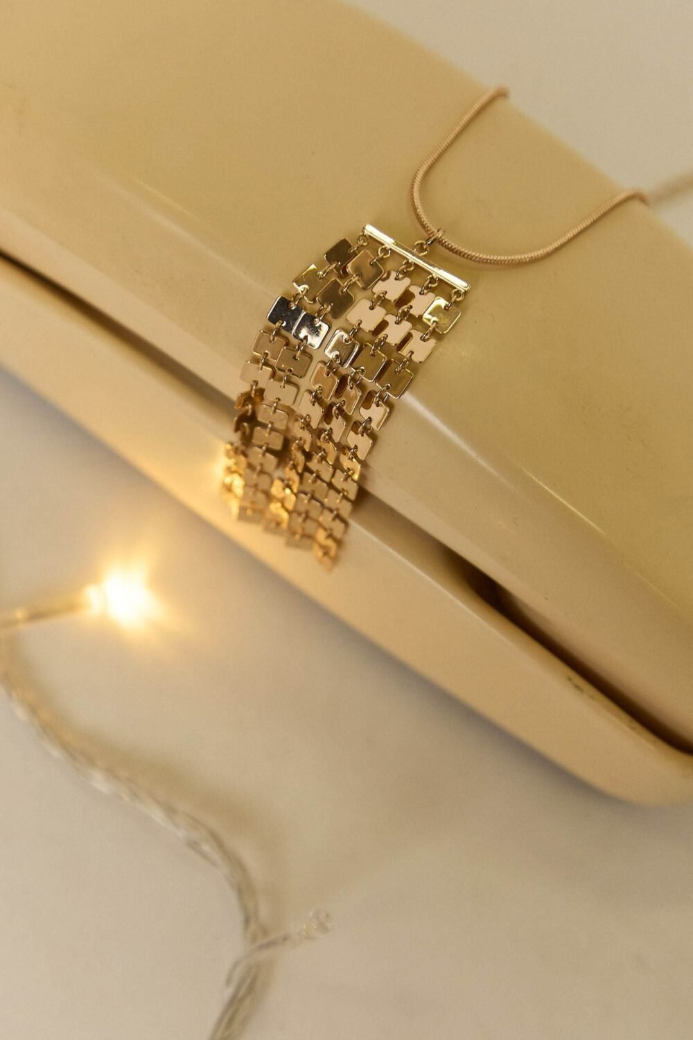 Collar colgante dorado rectangular