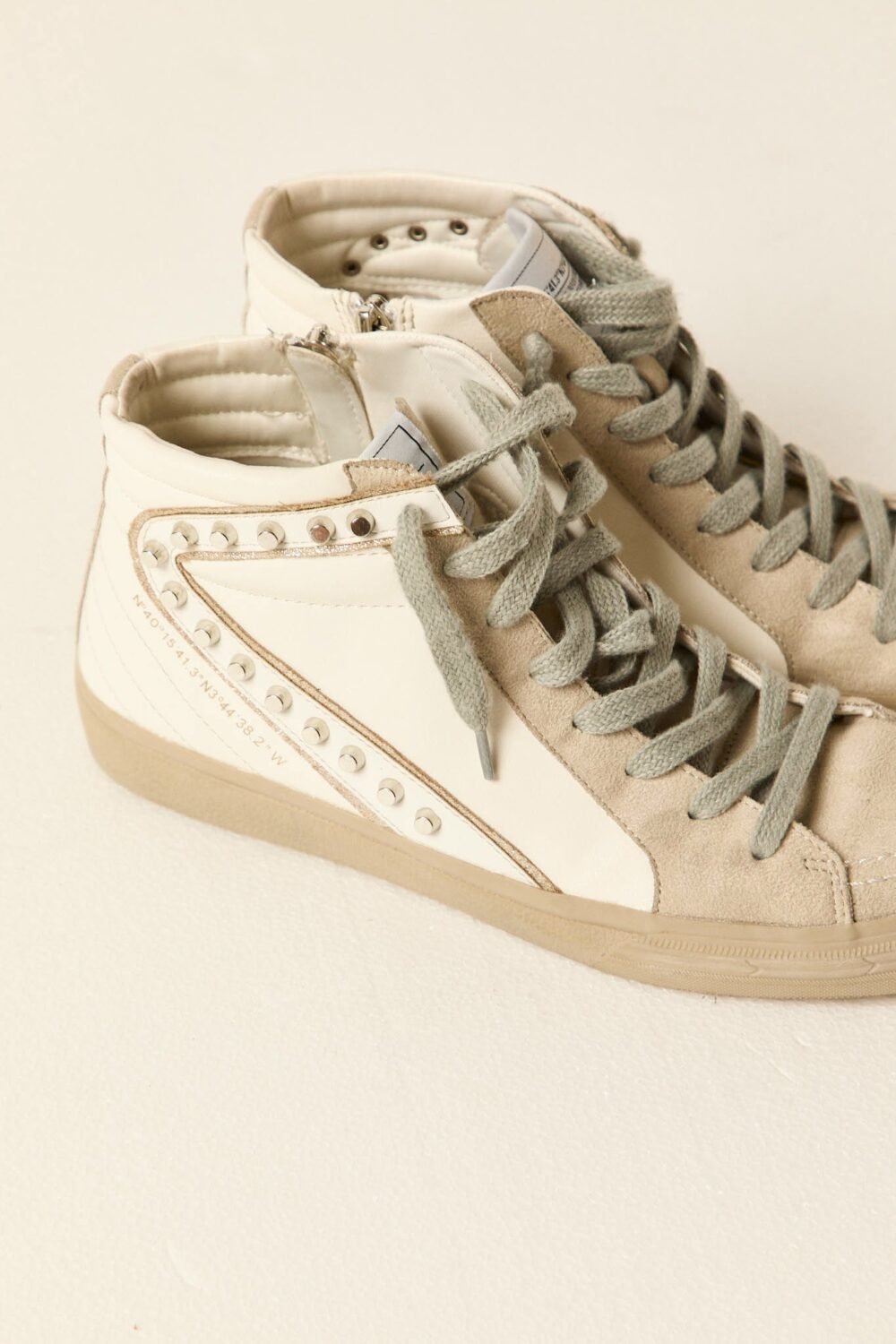 4502AW000Bota-deportiva-alta-tachas-blanca_2