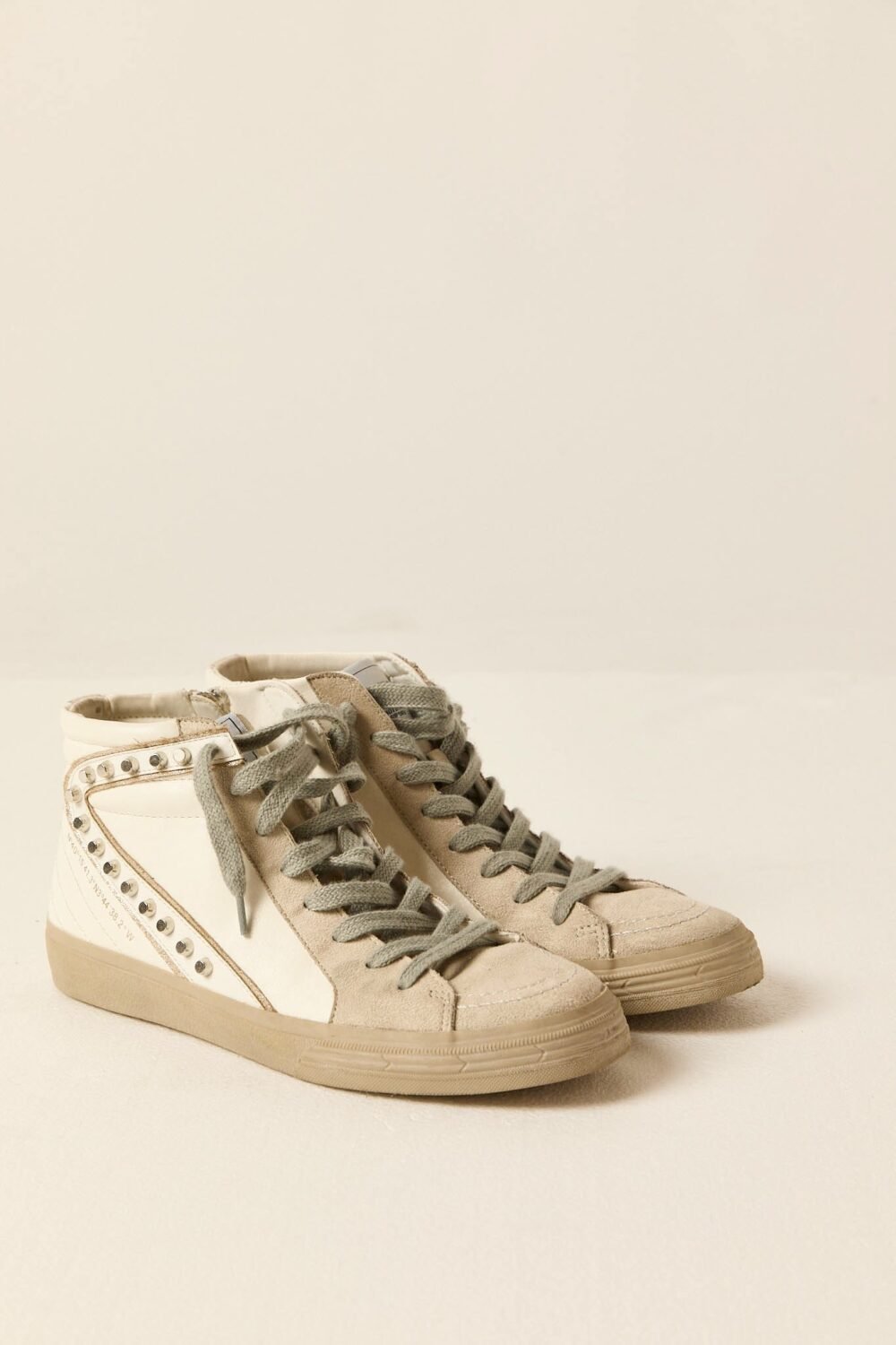 Zapatrend bota tachas blanca