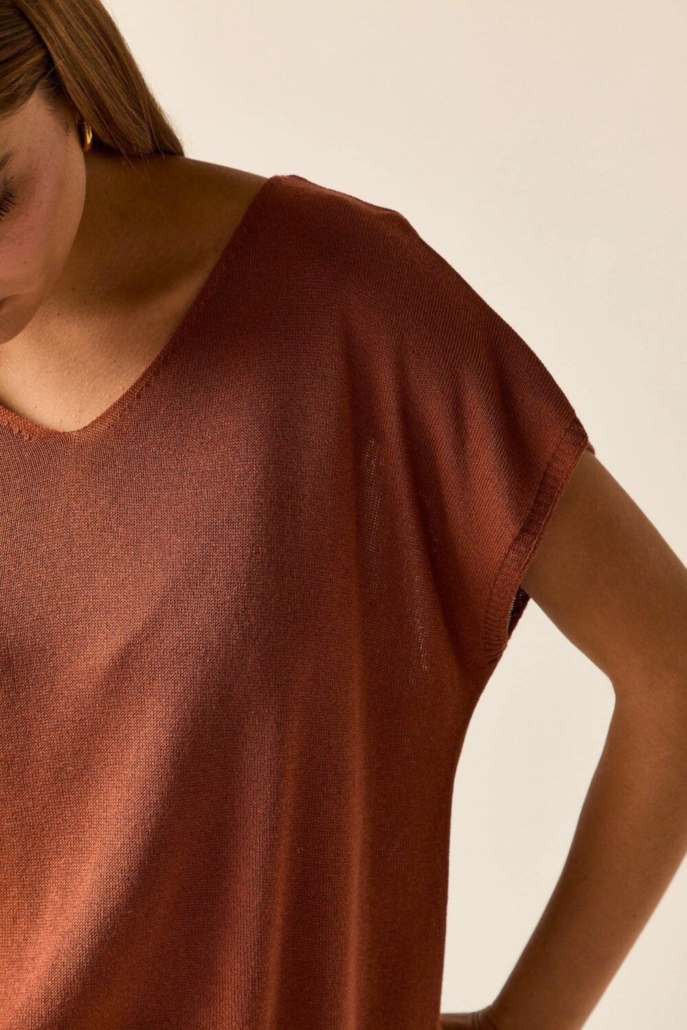 Jersey fino teja cuello pico