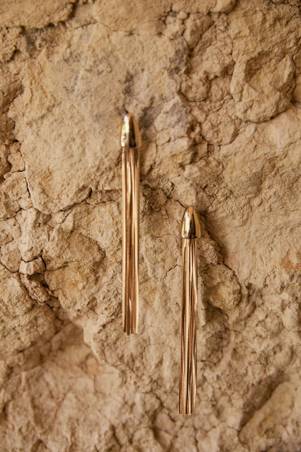 Pendientes largos dorados flecos
