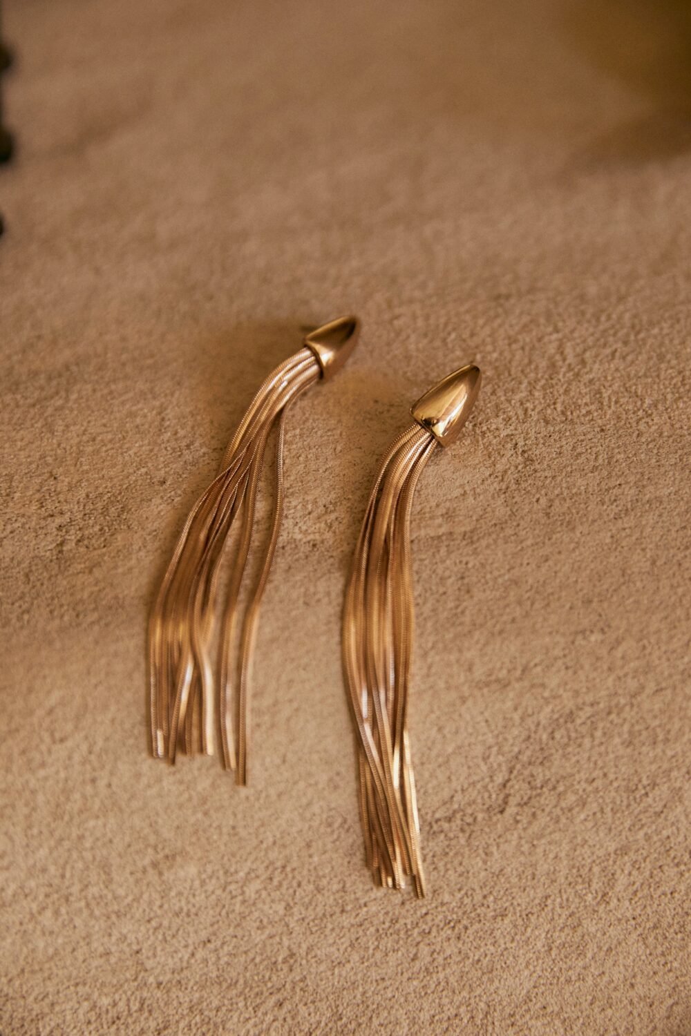 Pendientes largos dorados flecos