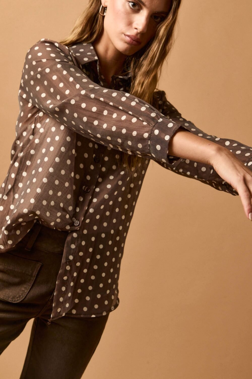 Camisa ligera lunares marrón