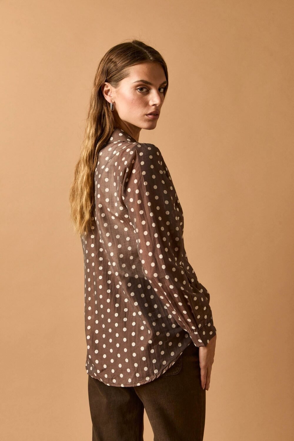 Camisa ligera lunares marrón