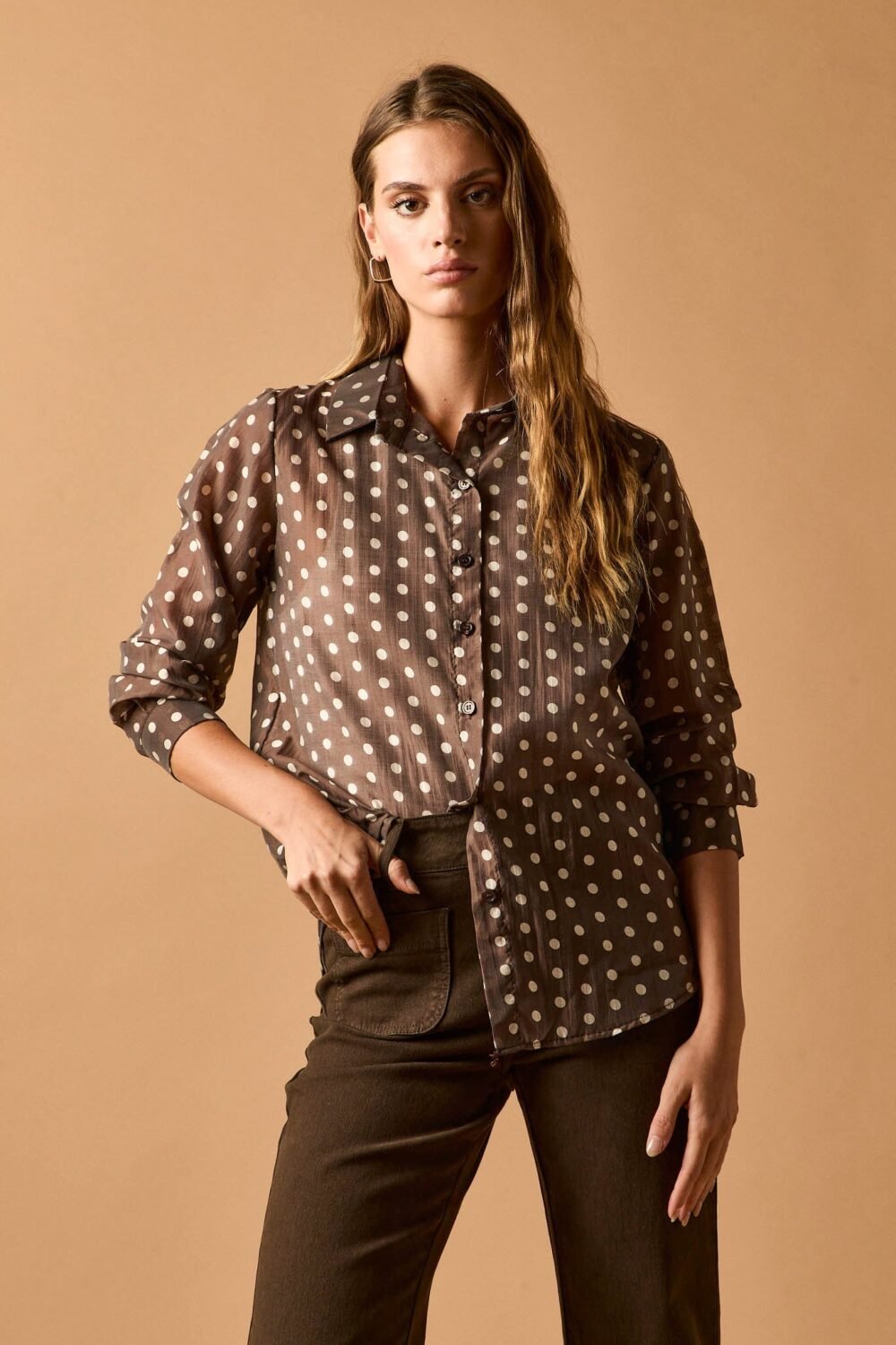 Camisa ligera lunares marrón