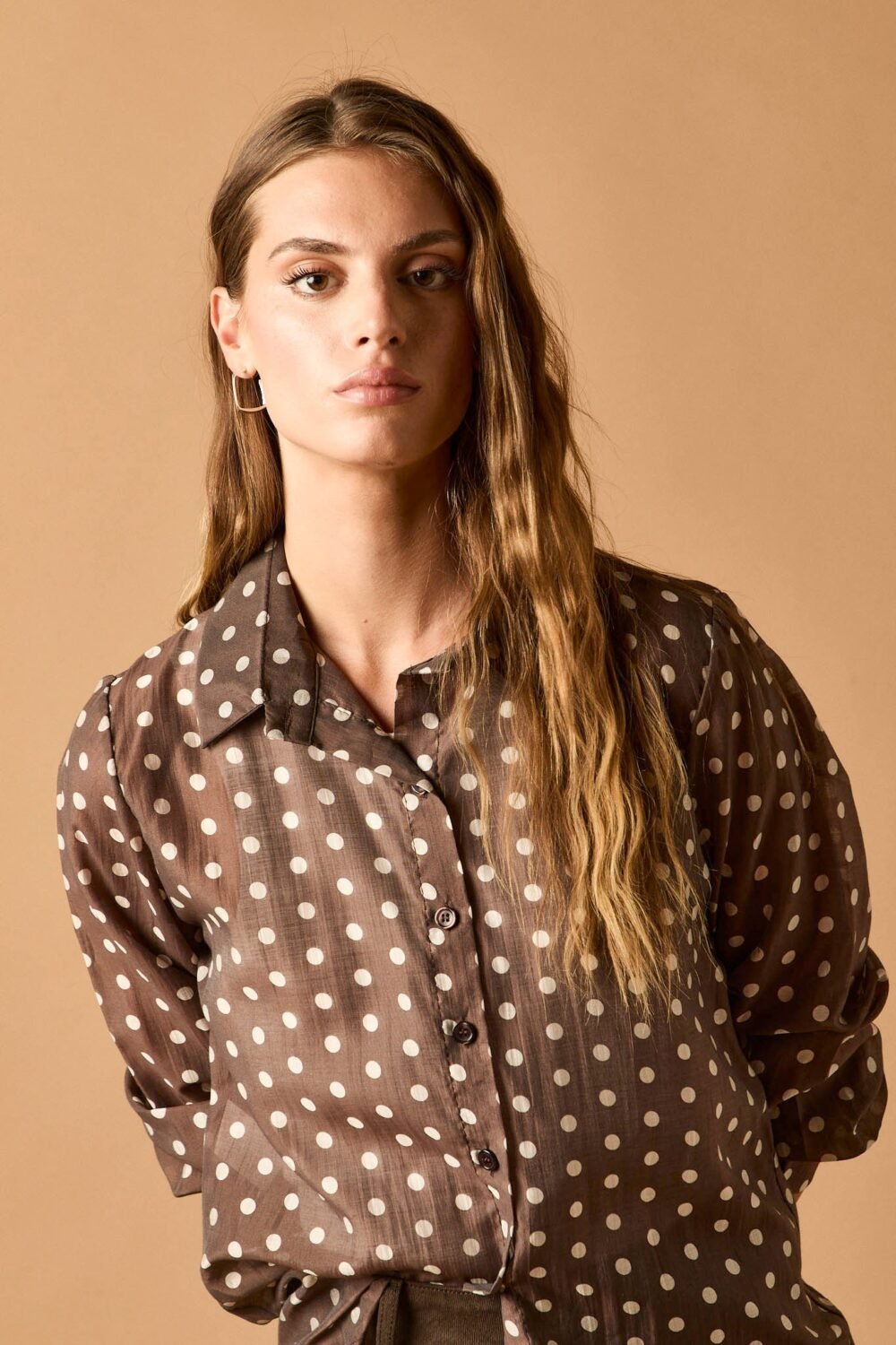 Camisa ligera lunares marrón