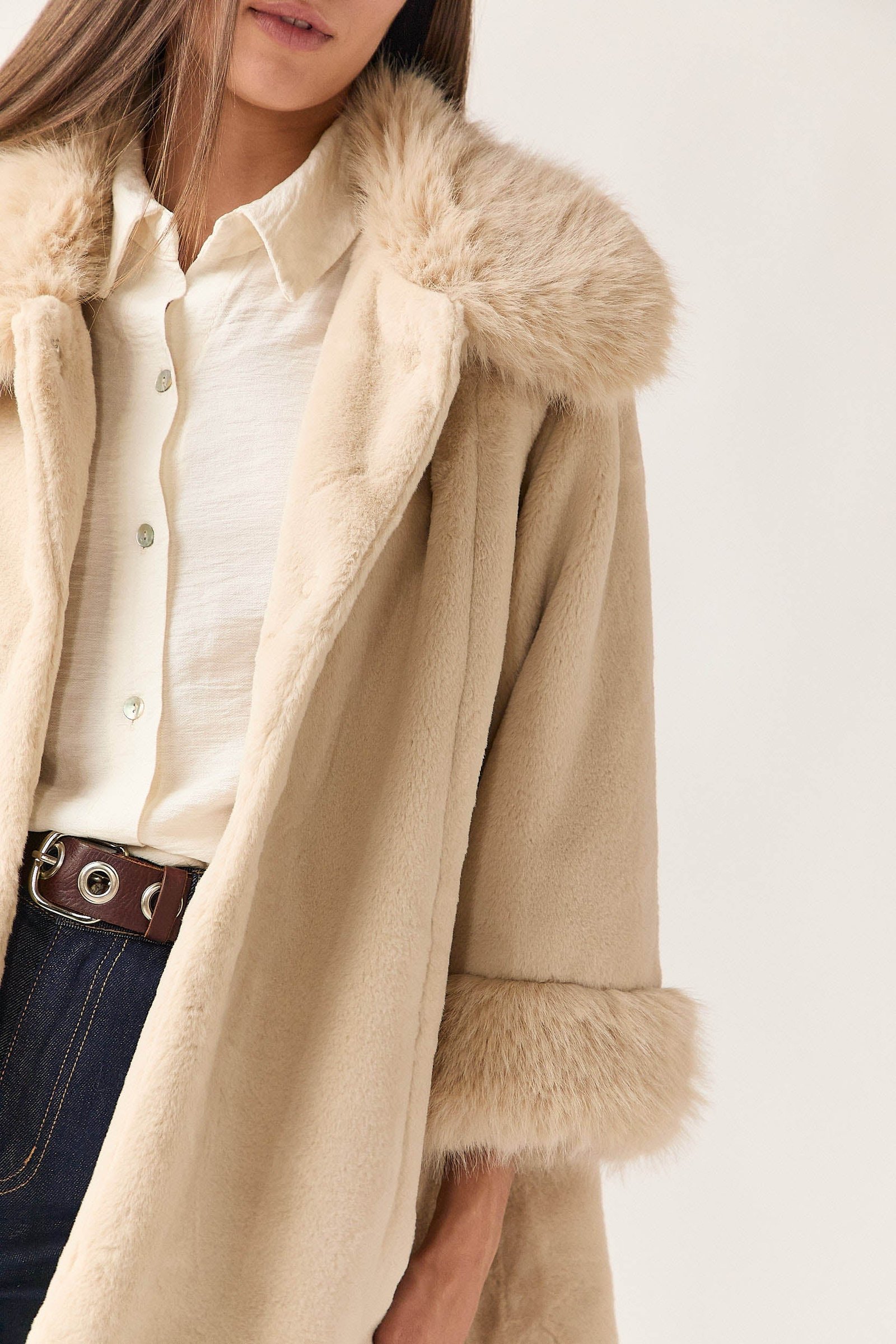 934378-abrigo-capa-pelo-beige_3