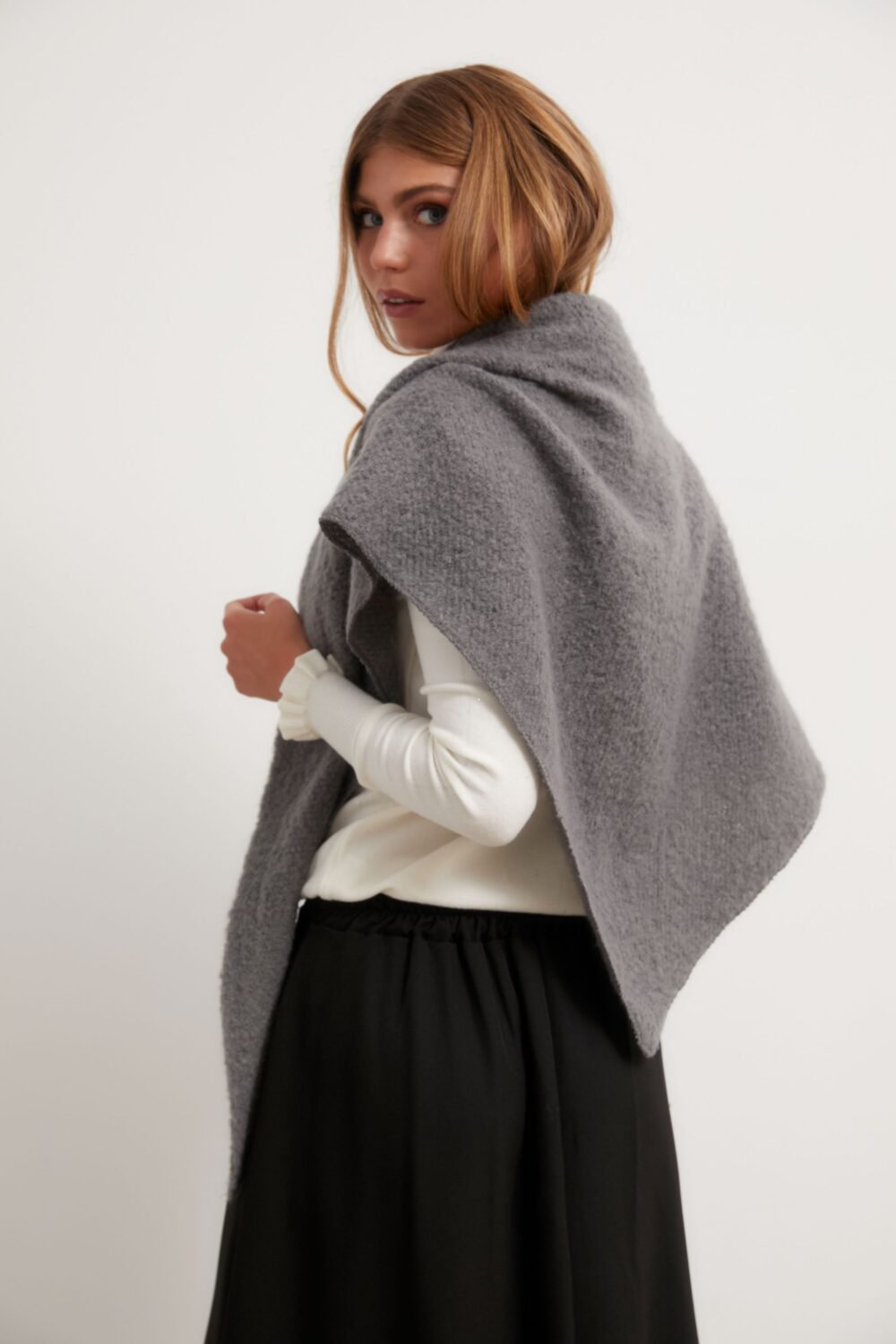 Falda midi de vuelo negro