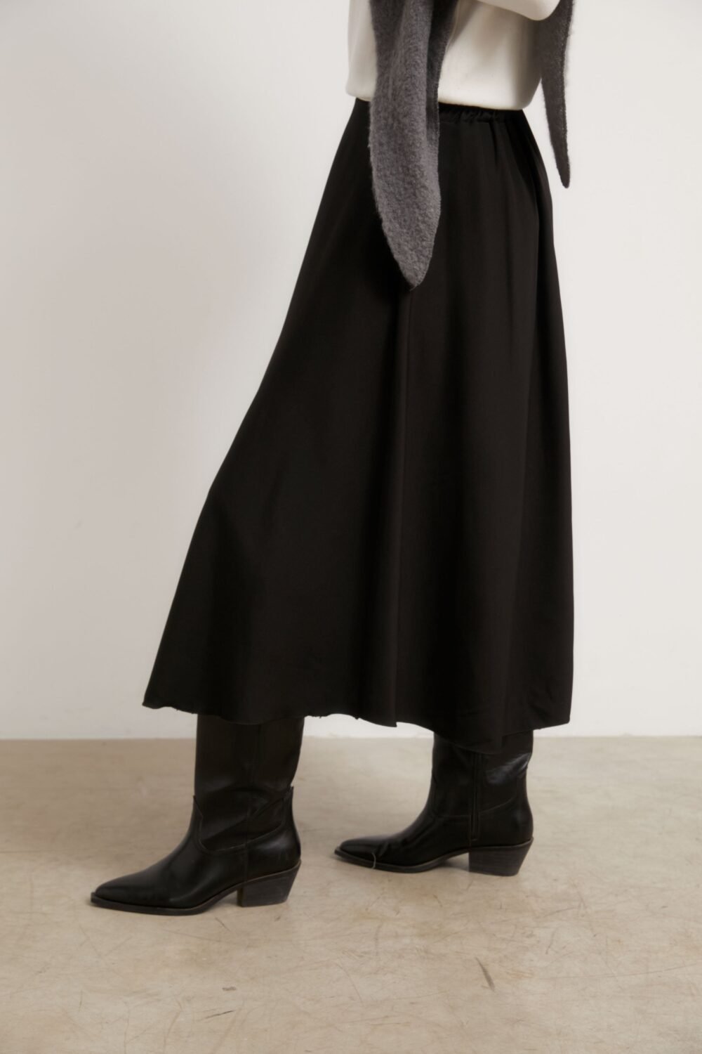 Falda midi de vuelo negro