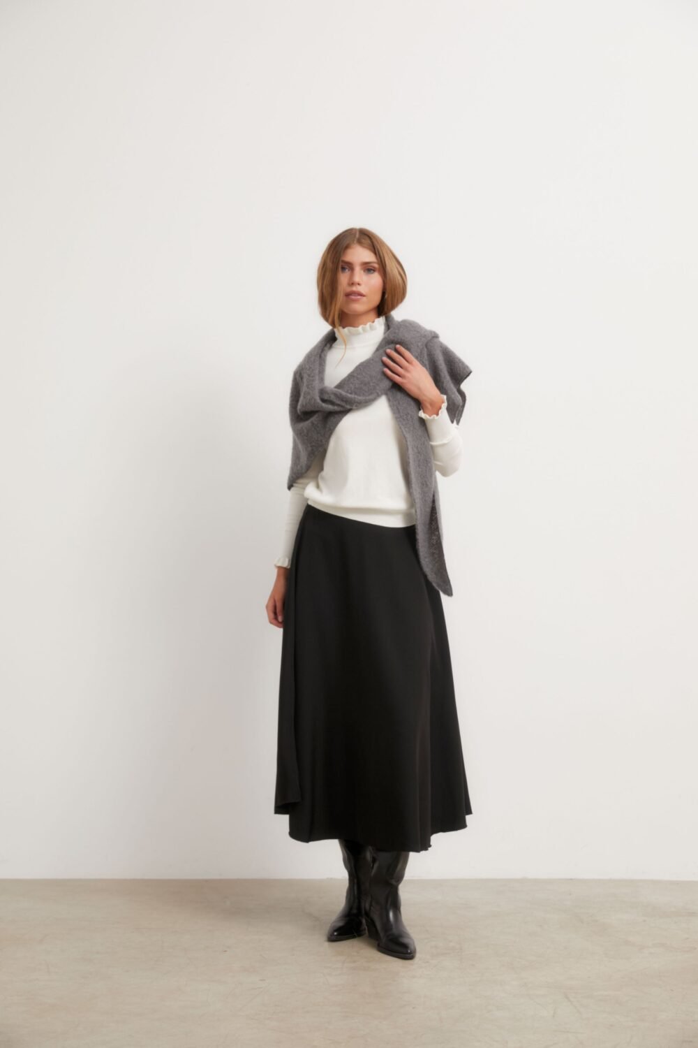 Falda midi de vuelo negro