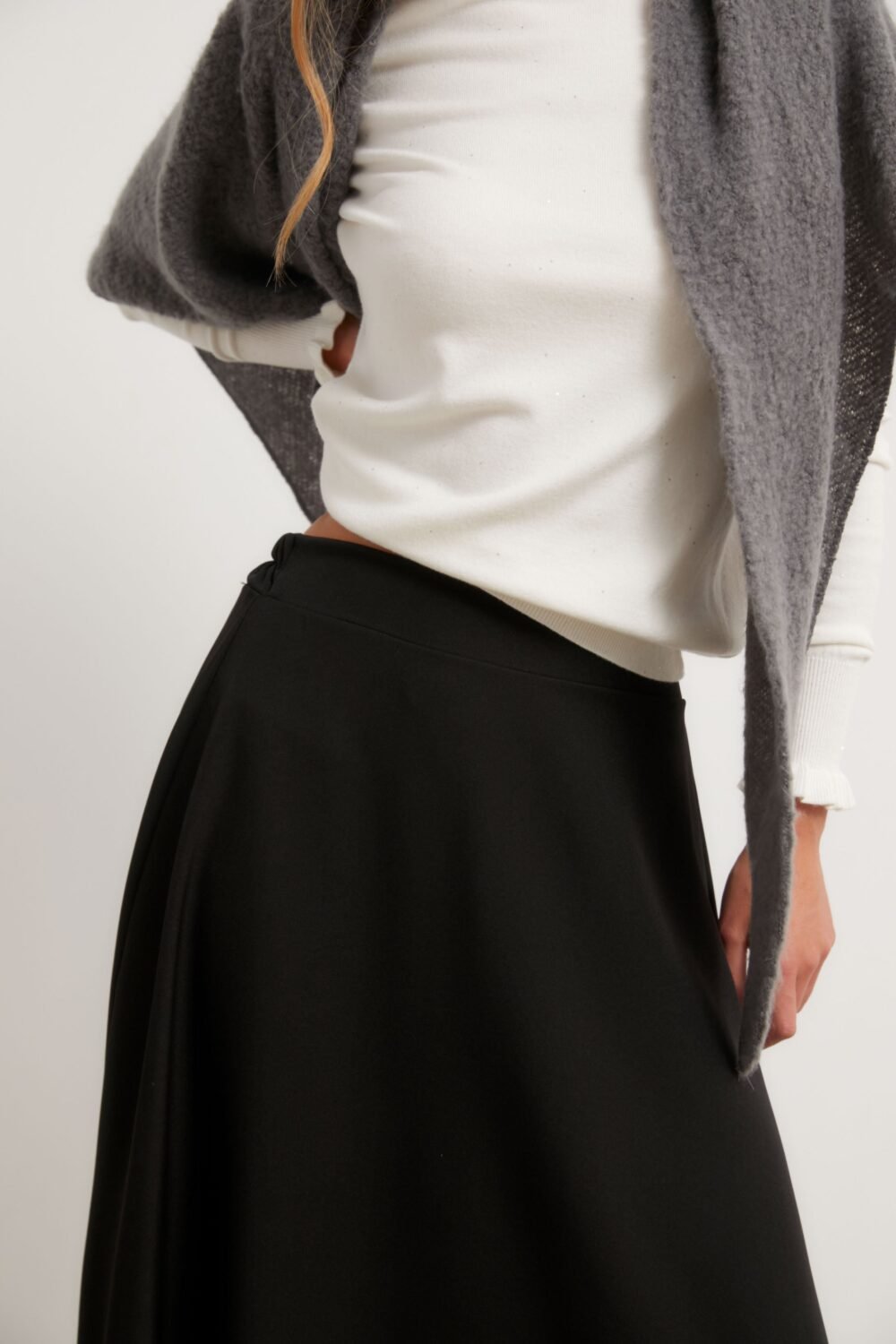 Falda midi de vuelo negro