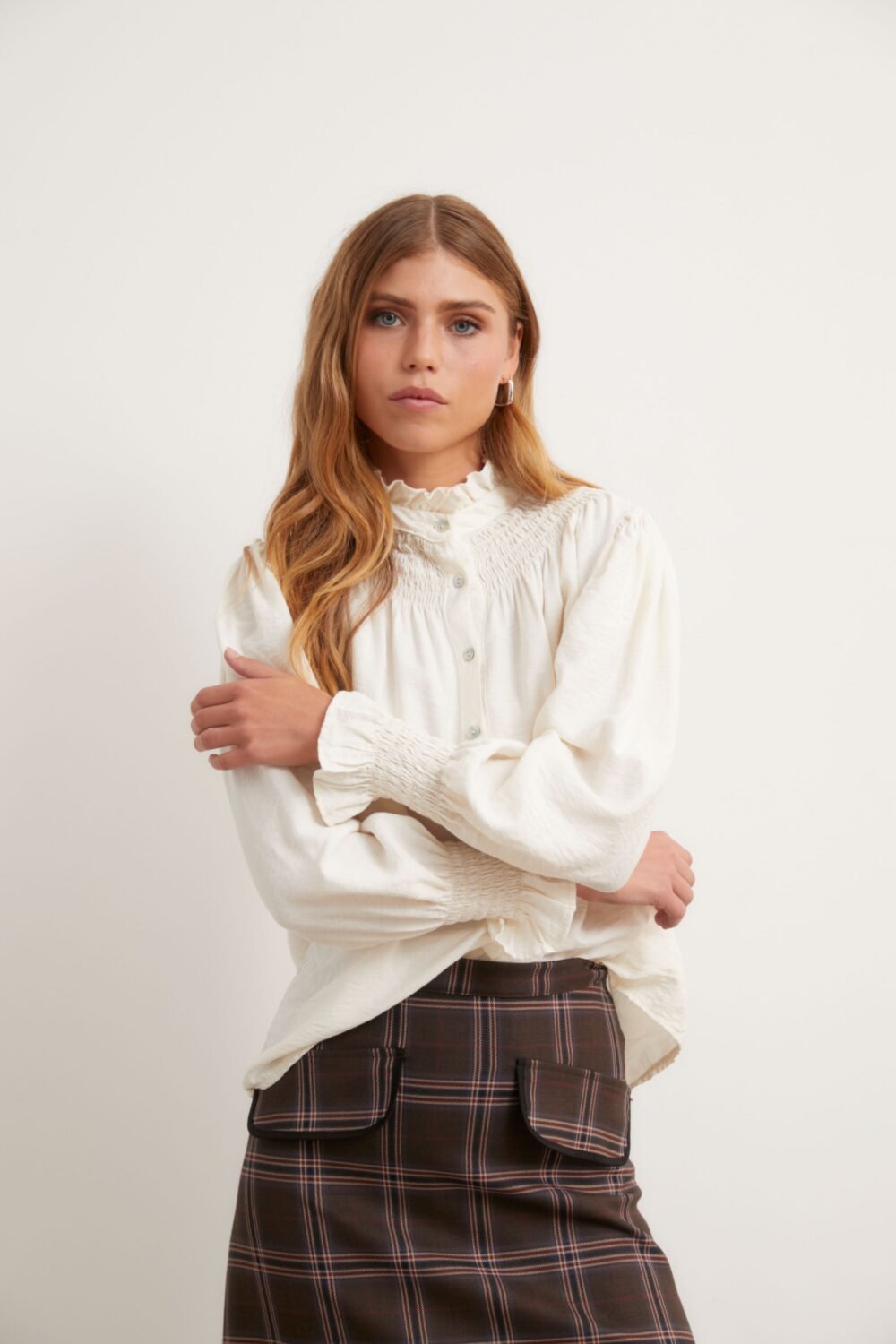 Camisa gomas cuello liso natural