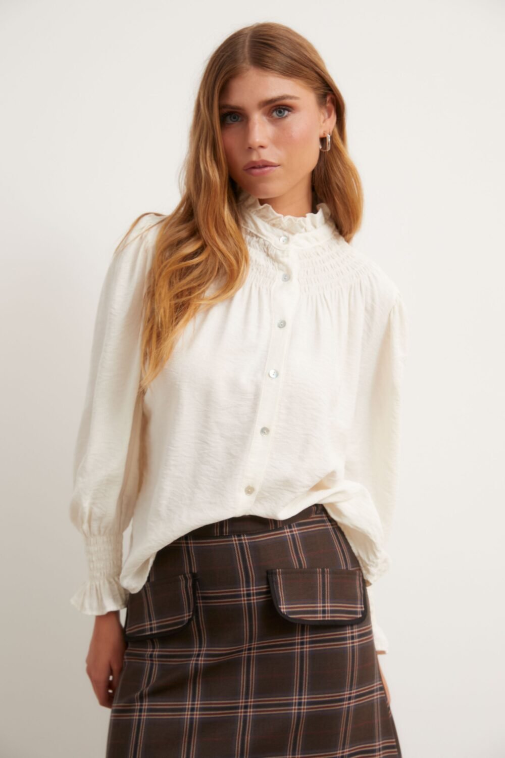 Camisa gomas cuello liso natural