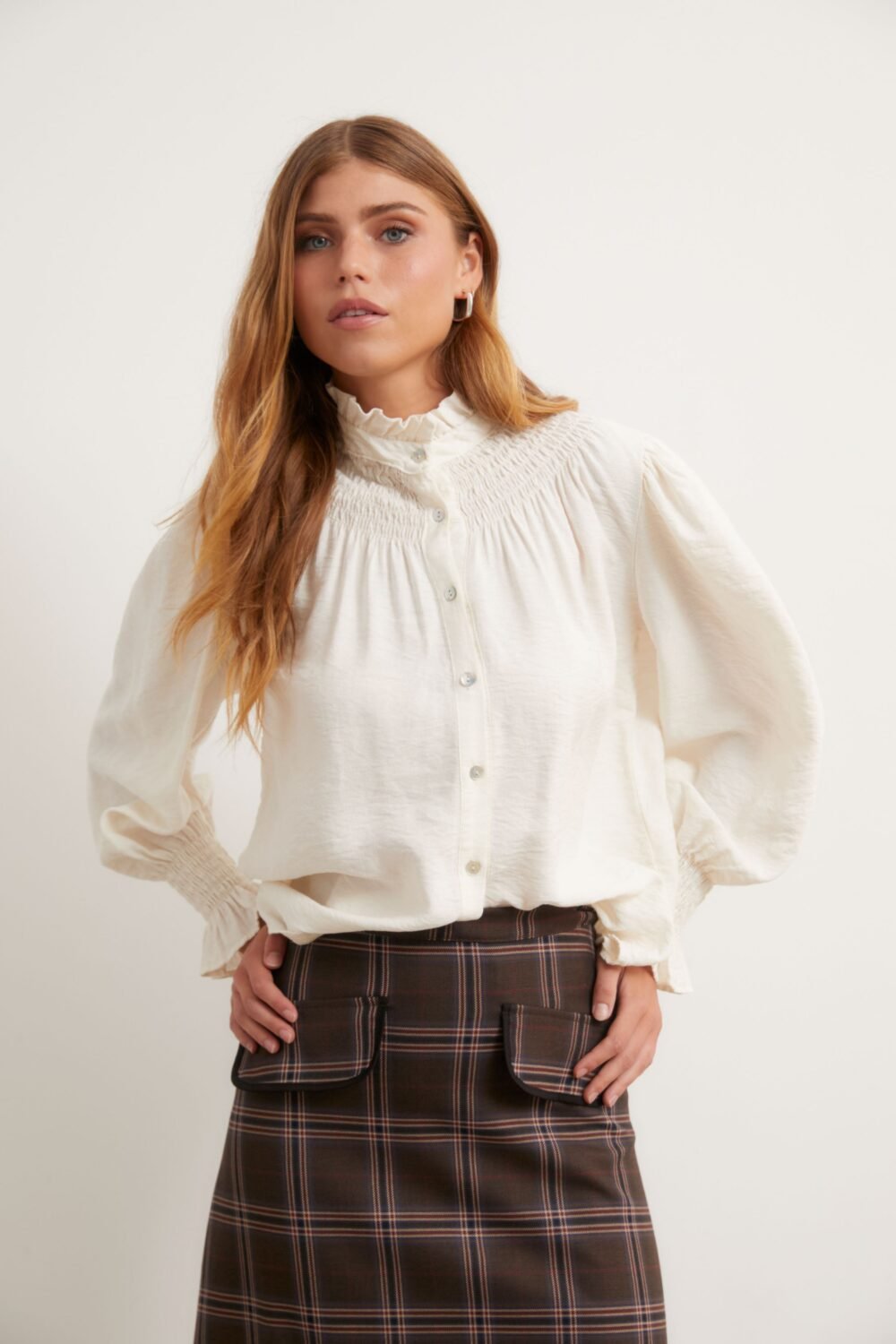 Camisa gomas cuello liso natural