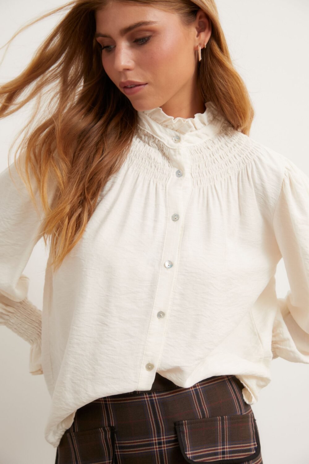 Camisa gomas cuello liso natural