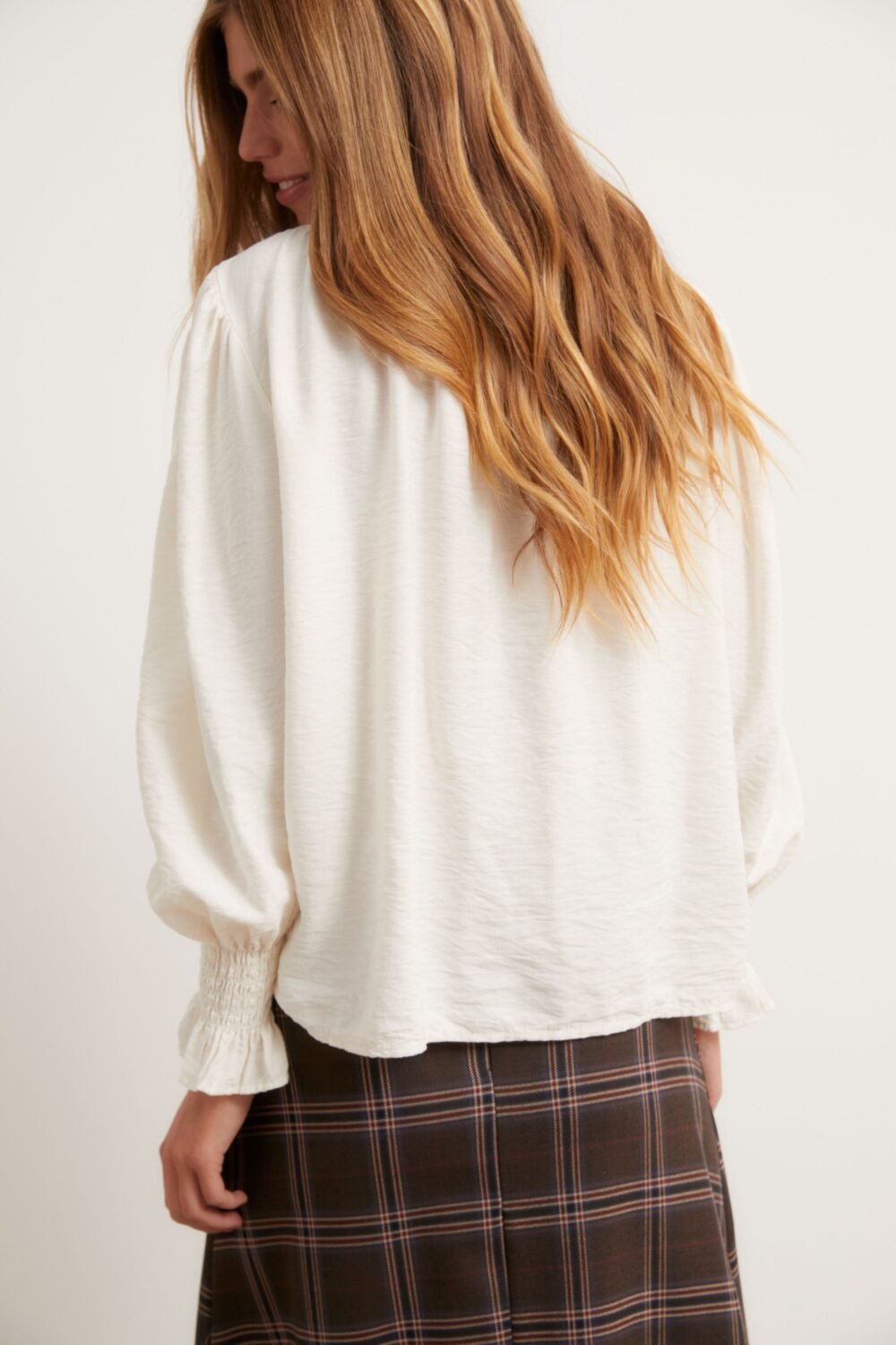 Camisa gomas cuello liso natural