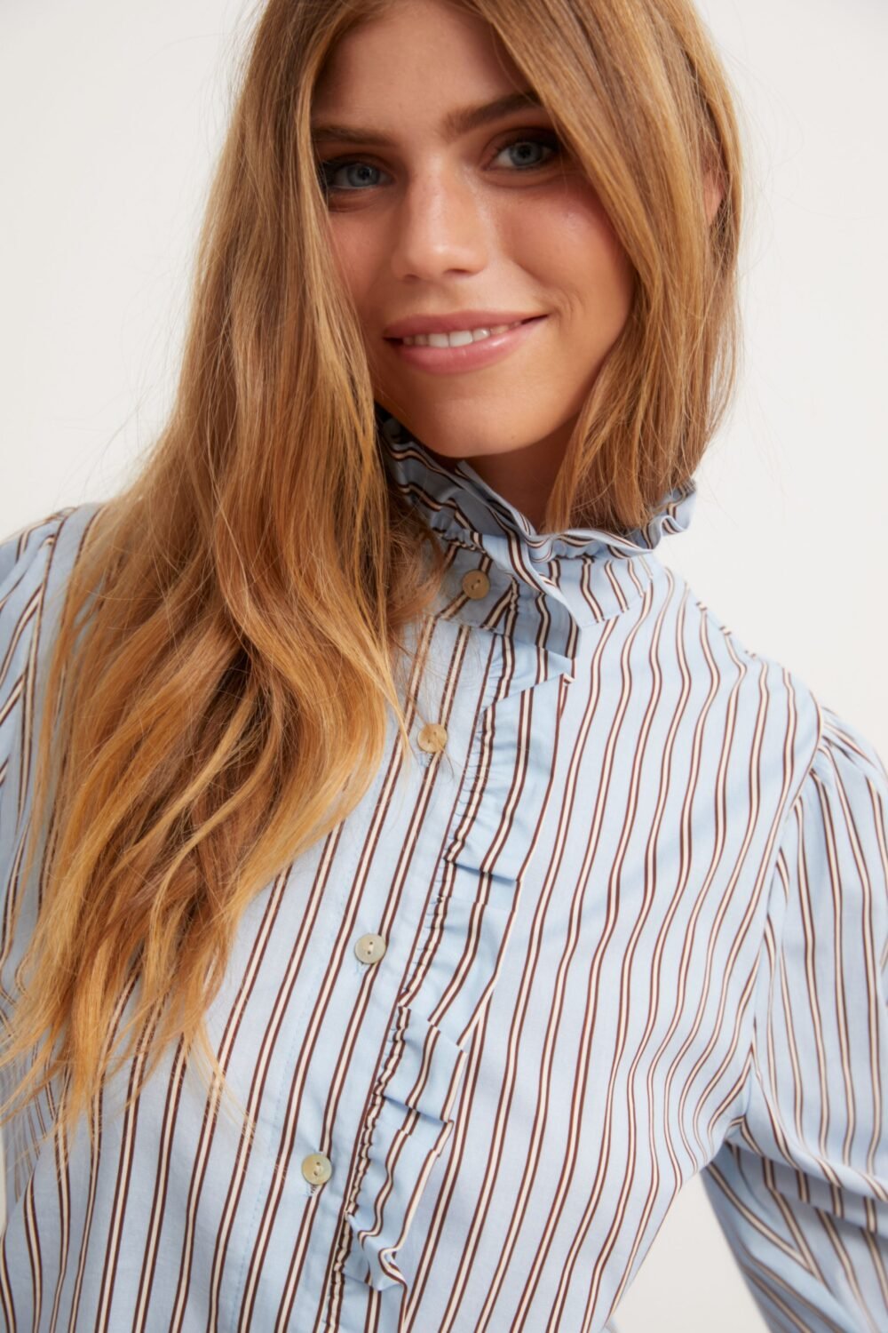 Camisa volante cuello celeste