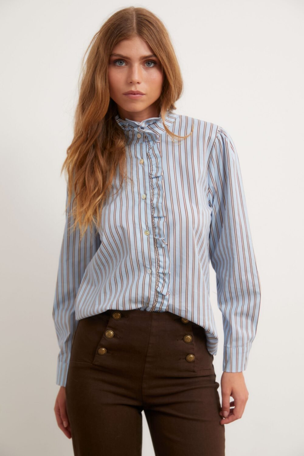 Camisa volante cuello celeste