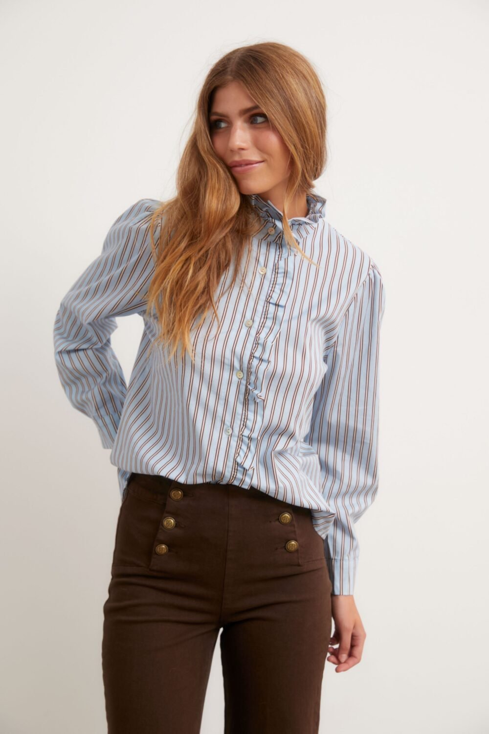 Camisa volante cuello celeste