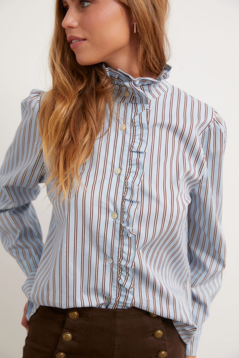 Camisa volante cuello celeste