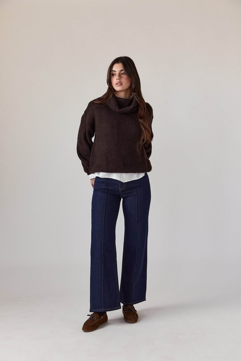 Jersey cuello vuelto canalé marrón